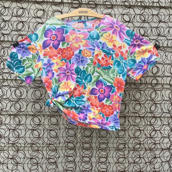 Vintage Tops - Vintage 90s floral pocket crop length T-shirt